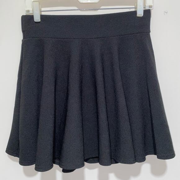 DJT Dresses & Skirts - DJT Flirty Black Skater Skort Size Medium Wide Waistband Polyester Blend Skirt